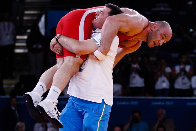(120811) -- LONDON, Aug. 11, 2012 (Xinhua) -- Artur Taymazov of Uzbekistan (in red) celebrates in men s wrestling freestyle 120kg, at London 2012 Olympic Games in London, Britain, on August 11, 2012. Artur Taymazov of Uzbekistan won. (Xinhua Jin Liwang) (nxl) (OLY2012)BRITAIN-LONDON-WRESTLING-MEN S FR 120KG