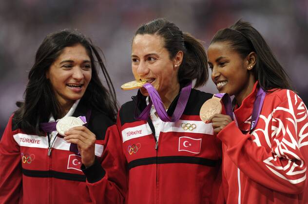 v.li: BULUT Gamze (TUR),CAKIR ALPTEKIN Asli (TUR),JAMAL Maryam Yusuf (BRN),1500m der Frauen,Siegerehrung,victory ceremony mit Medaillen,am 11.08.2012. Olympische Sommerspiele 2012 in London vom 27.07. - 12.08.2012 in London Grossbritannien.