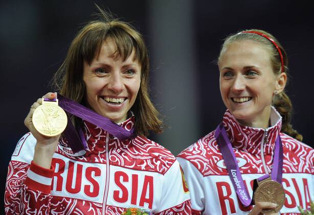 gold-medalist Russia s Mariya Savinova (L), bronze-medalist Russia s Ekaterina Poistogova pose on the podium after the women s 800m final at the London 2012 Olympic Games.  Aufmacher RE105AEE