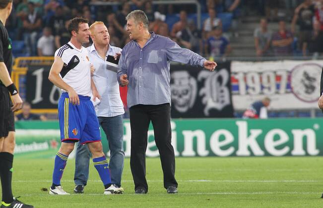 21.08.2012 St Jakob Park Basel , SCHWEIZ , Herren Fussball UEFA Champions League Qualifikation Saison 2012 2013 FC Basel - CFR Cluj 1:2 Alexander Frei und Trainer Heiko Vogel (beide FC Basel) - Trainer Ioan Andone (Cluj) nach dem Spiel 
