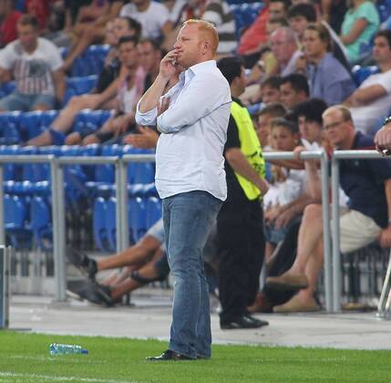 21.08.2012 St Jakob Park Basel , SCHWEIZ , Herren Fussball UEFA Champions League Qualifikation Saison 2012 2013 FC Basel - CFR Cluj 1:2 Trainer Heiko Vogel (FC Basel) ; enttäuscht , gestik , Einzelbild 