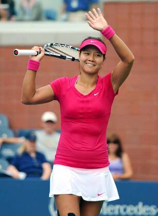 NEW YORK, Aug. 28, 2012 -- Li Na of China greets the audience after the women s singles 1st round match at the 2012 U.S. Open tournament in New York, the United States, Aug. 27, 2012. 