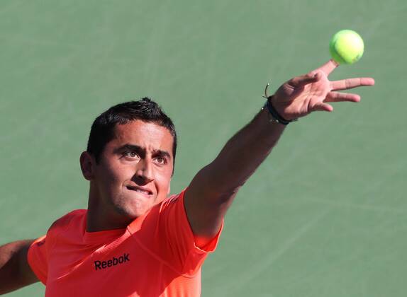 US Open 2012, USTA Billie Jean King National Tennis Center, Flushing Meadows, New York, ITF Grand Slam Tennis Tournament . Nicolas Almagro (ESP), Aufschlag, Ballwurf, Aktion, Einzelbild, Halbkörper, Querformat, von oben,