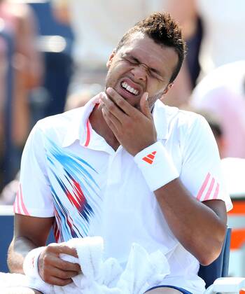 US Open 2012, USTA Billie Jean King National Tennis Center, Flushing Meadows, New York, ITF Grand Slam Tennis Tournament . Jo-Wilfried Tsonga (FRA) mit schmerzverzerrtem Gesicht waehrend der Spielpause, Schmerzen, Verletzung, Mimik, Einzelbild, , Hochformat,
