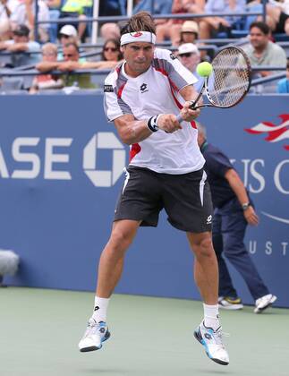 US Open 2012, USTA Billie Jean King National Tennis Center, Flushing Meadows, New York, ITF Grand Slam Tennis Tournament , David Ferrer (ESP), Aktion, Einzelbild, Ganzkörper,Hochformat,