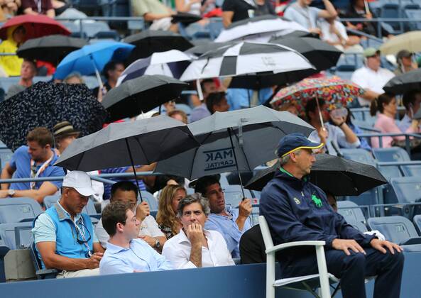 US Open 2012, USTA Billie Jean King National Tennis Center, Flushing Meadows, New York, ITF Grand Slam Tennis Tournament ,Zuschauer auf der Tribüne mit Regenschirm,Regenpause,Querformat,,