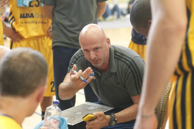 Sasa Obradovic, Trainer ALBA, gibt in der Pause Anweisungen, Trainer, coach, Gestik, Anweisungen, Aktion, quer MBB Mitteldeutscher BS vs ALBA Berlin, Testspiel, FreundschaftsspielBasketball, Bundesliga, BEKO BBL, Herren, Saison 2012 2013 Oranienburg, 8.9.2012