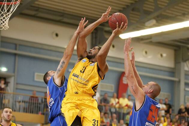 Nathan Peavy, ALBA, mitte mit Ball, links Djorde Pantelic, rechts Steve Wachalski, beide MBB, Zweikampf, Kampf, Wurf, Aktion, quer MBB Mitteldeutscher BS vs ALBA Berlin, Testspiel, FreundschaftsspielBasketball, Bundesliga, BEKO BBL, Herren, Saison 2012 2013 Oranienburg, 8.9.2012