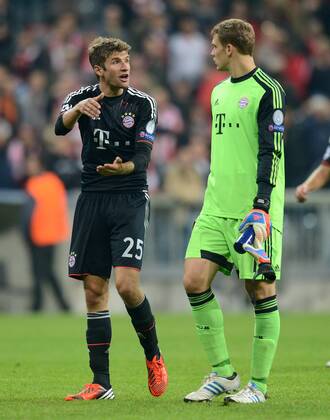 FUSSBALL CHAMPIONS LEAGUE SAISON 2012 2013 GRUPPENPHASE FC Bayern München - FC Valencia 19.09.2012 Thomas Mueller und Torwart Manuel Neuer (v. li., FC Bayern München)