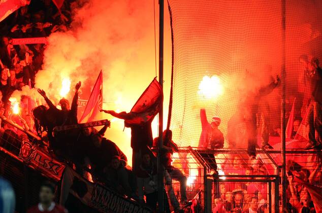 27-09-2012, Fussball, Saison 2012-2013, 2. Bundesliga, 7. Spieltag, 1. FC Kaiserslautern 1-2, Lauterer Fans zünden Bengalos