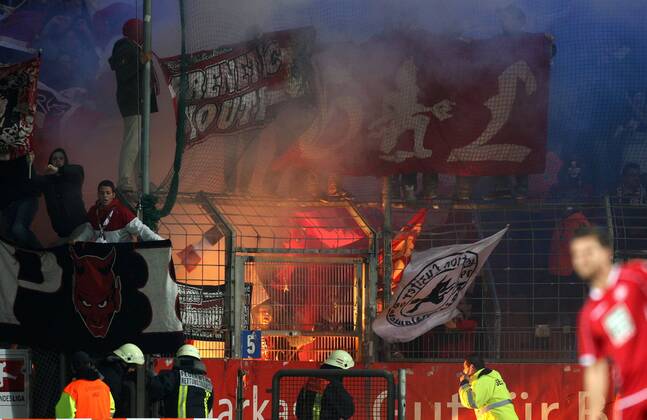 27-09-2012, Fussball, Saison 2012-2013, 2. Bundesliga, 7. Spieltag, 1. FC Kaiserslautern 1-2, Lauterer Fans zünden Bengalos