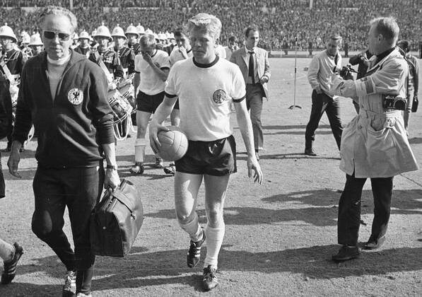Fussball WM 1966, Helmut HALLER (BRD) mit dem Ball nach dem verlorenen WM Finale Deutschland - England 3:4 am 20.07.1966.