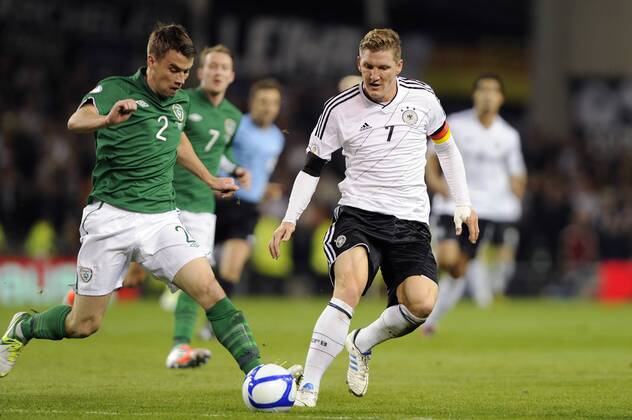 v.re:Bastian SCHWEINSTEIGER (GER),Aktion,Zweikampf gegen Seamus COLEMAN (IE). Länderspiel, WM-Qualifikation, Irland (IRL)-Deutschland (GER) 1-6. am 12.10.2012 in Dublin,Aviva Stadion