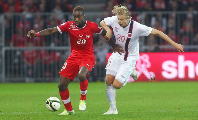 12.10. 2012 Stade de Suisse Bern , SCHWEIZ , Herren WM Qualifikationsspiel Saison 2012 2013 Schweiz - Norwegen Johan Djourou (li,Schweiz) gegen Alexander Toft Soderlund (Norwegen) ; Zweikampf , Aktion