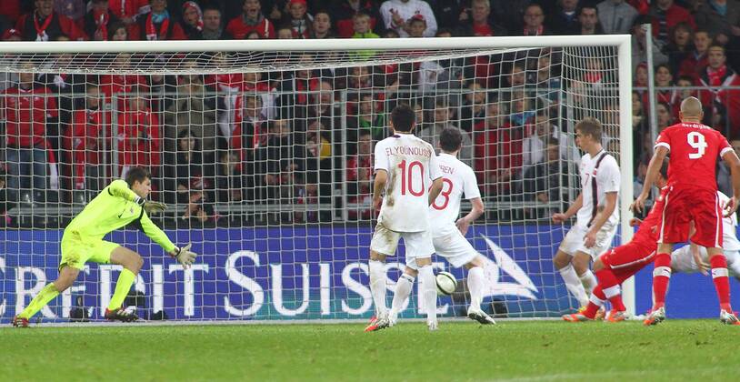 12.10. 2012 Stade de Suisse Bern , SCHWEIZ , Herren WM Qualifikationsspiel Saison 2012 2013 Schweiz - Norwegen TOR Mario Gavranovic (verdeckt von Eren Derdiyok) zum 1:0 für die Schweiz