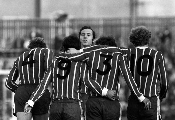 FC Bayern München (dunkle Hose) vs MSV Duisburg: Jubel um Franz Beckenbauer (Mitte)