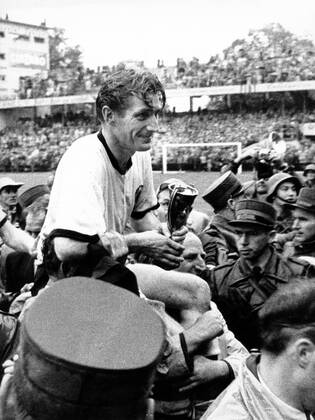 Fritz Walter (BR Deutschland) präsentiert den Coupe Jules Rimet
