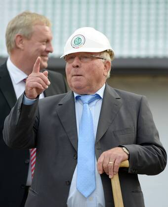 Donnerstag, 20.09.2012, in Dortmund. Heute wurde der erste Spatenstich für das geplante DFB Fußballmuseum in Dortmund vorgenommen. Uwe Seeler beim Spatenstich. DeFodi018