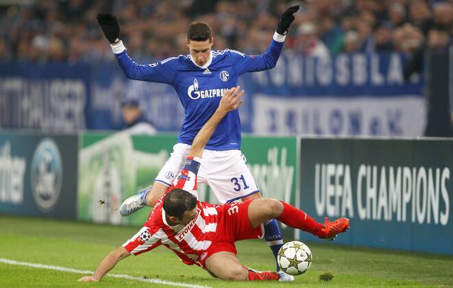Mittwoch 21.11.2012, UEFA Champions League, Saison 12 13 - 5. Spieltag in Gelsenkirchen, FC Schalke 04 - Olympiakos Piräus 1:0, Julian Draxler (S04) gegen Vassilis Torossidis (P) DeFodi028