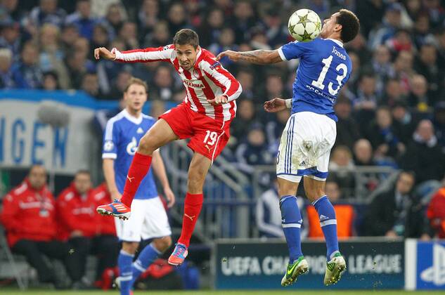 Mittwoch 21.11.2012, UEFA Champions League, Saison 12 13 - 5. Spieltag in Gelsenkirchen, FC Schalke 04 - Olympiakos Piräus 1:0, David Fuster (P) gegen Jermaine Jones (S04) DeFodi028