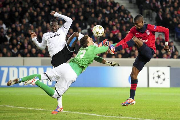 Salomon Kalou (Losc) vs Aly Cissokho - Vicente Guaita (Fc Valence) FOOTBALL : Lille vs Fc Valence - Ligue des Champions - 05 12 2012 JBAutissier Panoramic 