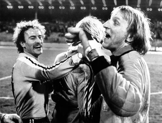 VfB Stuttgart - Borussia Mönchengladbach 0:2 - Jubel bei Bernd Schmider (li.) und Torwart Wolfgang Kleff (beide Gladbach)
