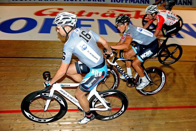 Björn SCHRÖDER ( unten DEU ) mit seinem Partner Guy EAST ( oben USA ) beim Wechsel - 30 Minuten Jagd - Paar Nr. 16 - Aktion - quer - Event: Berliner Sechstagerennen - Sixdays Berlin 2013 - Location: Velodrom Berlin - Deutschland - Europa - Datum: 24.01.2013