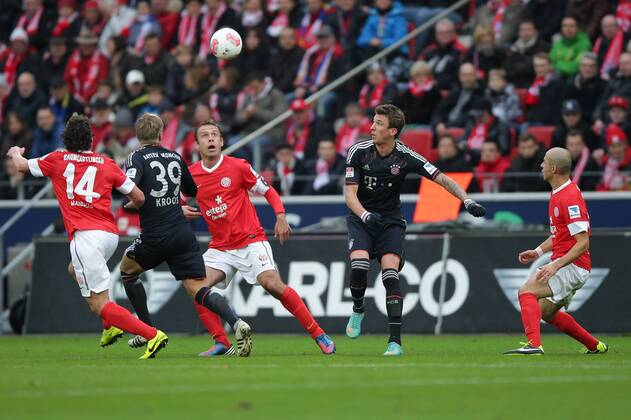 02.02.2013 Fussball Bundesliga FSV Mainz 05 - FC Bayern Muenchen Spieltag 20 Fussball Maenner Saison 2012 13 von links: Julian BAUMGARTLINGER (FSV Mainz 05 - 14) - Toni KROOS (FC Bayern Muenchen - 39) - Nikolce NOVESKI (FSV Mainz 05 - 4) - Mario MANDZUKIC (FC Bayern Muenchen - 9) - Elkin SOTO (FSV Mainz 05 Kapitaen - 19)