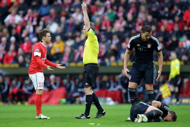 02.02.2013 Fussball Bundesliga FSV Mainz 05 - FC Bayern Muenchen Spieltag 20 Fussball Maenner Saison 2012 13 Nicolai MUELLER - MULLER (FSV Mainz 05 - 27) erhaellt die gelbe Karte von Schiedsrichter Michael WEINER (Giesen) nach dem Foul an Bastian SCHWEINSTEIGER (FC Bayern Muenchen - 31)