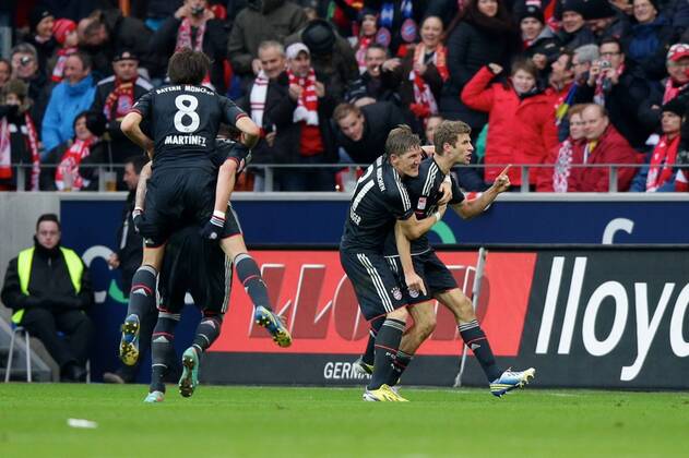 02.02.2013 Fussball Bundesliga FSV Mainz 05 - FC Bayern Muenchen Spieltag 20 Fussball Maenner Saison 2012 13 Jubel Thomas MUELLER (FC Bayern Muenchen - 25) - Bastian SCHWEINSTEIGER (FC Bayern Muenchen - 31) und Javier MARTINEZ (FC Bayern Muenchen - 8) nach dem 0-1 durch Thomas MUELLER (FC Bayern Muenchen - 25)