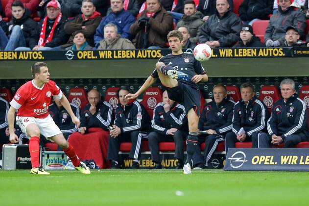 02.02.2013 Fussball Bundesliga FSV Mainz 05 - FC Bayern Muenchen Spieltag 20 Fussball Maenner Saison 2012 13 Thomas MUELLER (FC Bayern Muenchen - 25) am Ball - links Radoslav ZABAVNIK (FSV Mainz 05 - 8)