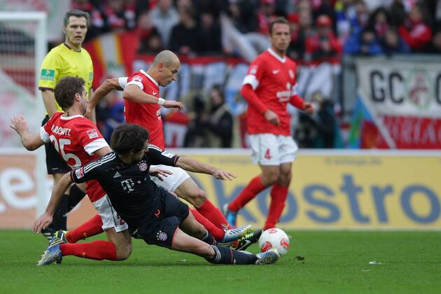 02.02.2013 Fussball Bundesliga FSV Mainz 05 - FC Bayern Muenchen Spieltag 20 Fussball Maenner Saison 2012 13 Andreas IVANSCHITZ (FSV Mainz 05 - 25) - Elkin SOTO (FSV Mainz 05 Kapitaen - 19) im Duell mit Javier MARTINEZ (FC Bayern Muenchen - 8)