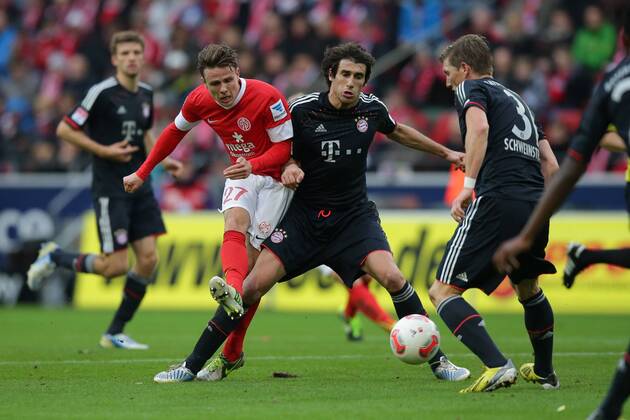 02.02.2013 Fussball Bundesliga FSV Mainz 05 - FC Bayern Muenchen Spieltag 20 Fussball Maenner Saison 2012 13 Nicolai MUELLER - MULLER (FSV Mainz 05 - 27) - Javier MARTINEZ (FC Bayern Muenchen - 8) - Bastian SCHWEINSTEIGER (FC Bayern Muenchen - 31)
