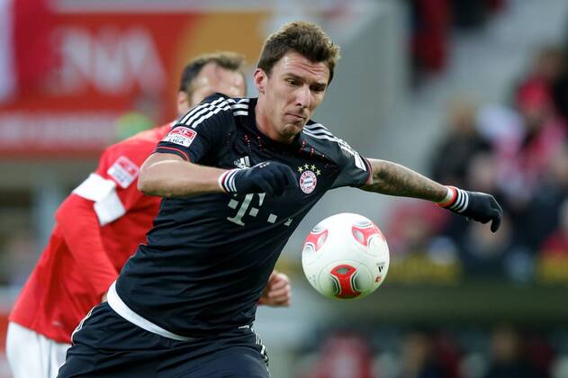 02.02.2013 Fussball Bundesliga FSV Mainz 05 - FC Bayern Muenchen Spieltag 20 Fussball Maenner Saison 2012 13 Mario MANDZUKIC (FC Bayern Muenchen - 9) zweifacher Torschuetze der Bayern - hinten Nikolce NOVESKI (FSV Mainz 05 - 4)