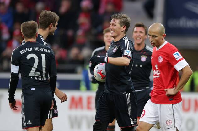 02.02.2013 Fussball Bundesliga FSV Mainz 05 - FC Bayern Muenchen Spieltag 20 Fussball Maenner Saison 2012 13 Bastian SCHWEINSTEIGER (FC Bayern Muenchen - 31) - Thomas MUELLER (FC Bayern Muenchen - 25) und Philipp LAHM (FC Bayern Muenchen - 21) freuen sich ueber das 0-3