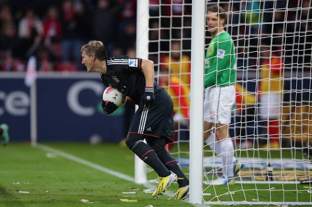 02.02.2013 Fussball Bundesliga FSV Mainz 05 - FC Bayern Muenchen Spieltag 20 Fussball Maenner Saison 2012 13 Bastian SCHWEINSTEIGER (FC Bayern Muenchen - 31) nimmt den Ball aus dem Tor nach dem 0-3 - hintehn Christian WETKLO (Torwart, Torhueter FSV Mainz 05 - 29) frustriert