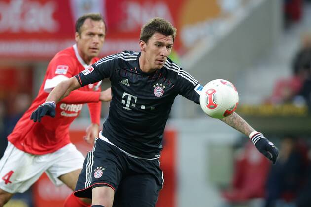 02.02.2013 Fussball Bundesliga FSV Mainz 05 - FC Bayern Muenchen Spieltag 20 Fussball Maenner Saison 2012 13 Mario MANDZUKIC (FC Bayern Muenchen - 9) zweifacher Torschuetze der Bayern - hinten Nikolce NOVESKI (FSV Mainz 05 - 4)