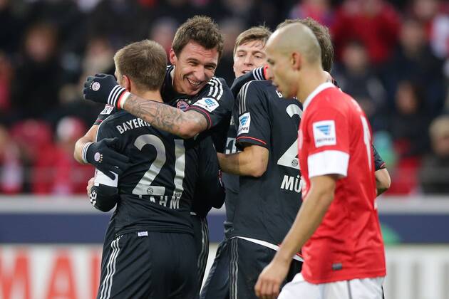 02.02.2013 Fussball Bundesliga FSV Mainz 05 - FC Bayern Muenchen Spieltag 20 Fussball Maenner Saison 2012 13 Mario MANDZUKIC (FC Bayern Muenchen - 9) freut sich mit Philipp LAHM (FC Bayern Muenchen - 21) - und Toni KROOS (FC Bayern Muenchen - 39) nach seinem Tor zum 0-3 - vorne Elkin SOTO (FSV Mainz 05 Kapitaen - 19) frustriert
