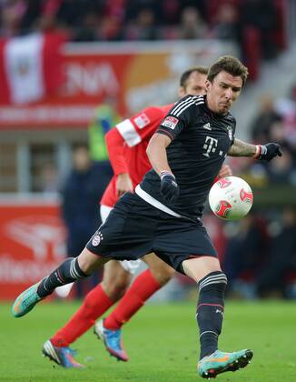 02.02.2013 Fussball Bundesliga FSV Mainz 05 - FC Bayern Muenchen Spieltag 20 Fussball Maenner Saison 2012 13 Mario MANDZUKIC (FC Bayern Muenchen - 9) zweifacher Torschuetze der Bayern - hinten Nikolce NOVESKI (FSV Mainz 05 - 4)