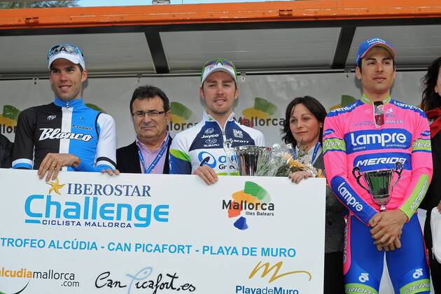 Podium - (1.) Leigh HOWARD ( mi. AUS Orica - GreenEdge ) gewinnt seinen zweiten Tagesabschnitt bei der Challenge a Mallorca - (2.) Maarten WYNANTS ( li. BEL Blanco Procyclingteam ) - (3.) Davide CIMOLEI ( re. ITA Lampre - Merida ) - Podium - Jubel - Freude - Emotionen - Aktion - quer - Event: Mallorca Rundfahrt - Mallorca Challenge - Iberostar Challenge Ciclista Mallorca 2013 - Trofeo Alcudia - Playa de Muro Location: Mallorca - Spanien - Europa - Datum: 06.02.2013