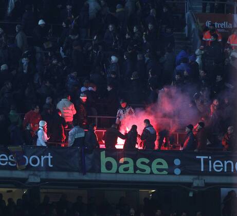 Copa del Rey. FC Barcelona vs Real Madrid. Fans zünden bengalische Feuer.