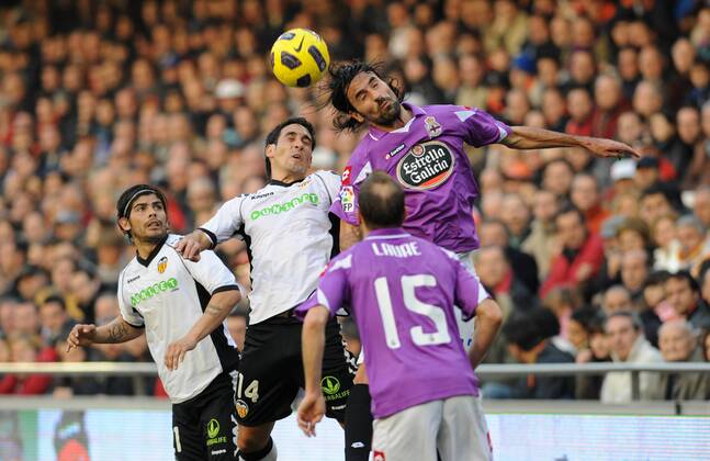 16.01.2011, Primera Division, FC Valencia - Deportivo La Coruna (L-R) Ever Banega and Vicente Rodriguez - Valencia CF Laure - Deportivo Coruña Nur fuer redaktionelle Verwendung, kein Model- oder Eigentum-Release vorhanden.