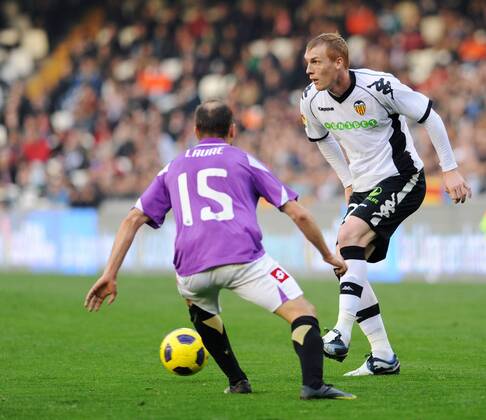 16.01.2011, Primera Division, FC Valencia - Deportivo La Coruna (L-R) Jeremy Mathieu - Valencia CF Laure - Deportivo Coruña Nur fuer redaktionelle Verwendung, kein Model- oder Eigentum-Release vorhanden.