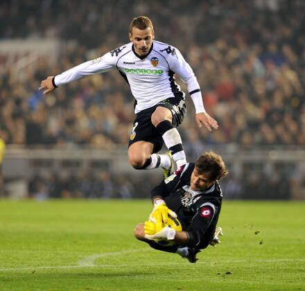 16.01.2011, Primera Division, FC Valencia - Deportivo La Coruna (L-R) Roberto Soldado - Valencia CF Aranzubia - Deportivo Coruña Nur fuer redaktionelle Verwendung, kein Model- oder Eigentum-Release vorhanden.