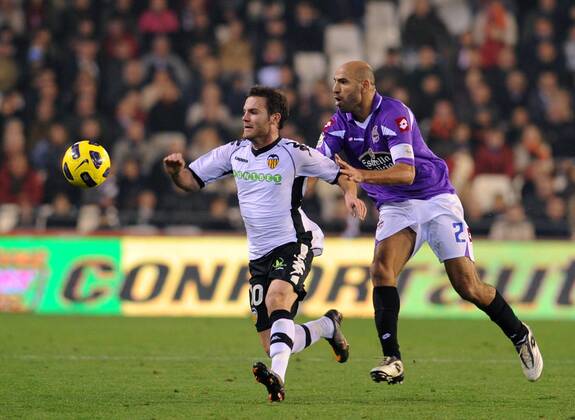 16.01.2011, Primera Division, FC Valencia - Deportivo La Coruna (L-R) Juan Manuel Mata - Valencia CF, Manuel Pablo (La Coruna) Nur fuer redaktionelle Verwendung, kein Model- oder Eigentum-Release vorhanden.