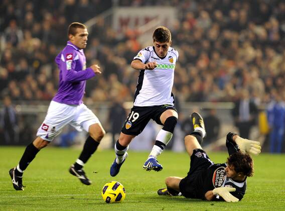 16.01.2011, Primera Division, FC Valencia - Deportivo La Coruna (L-R) Pablo Hernandez - Valencia CF, Aranzubia - Deportivo Coruña Nur fuer redaktionelle Verwendung, kein Model- oder Eigentum-Release vorhanden.