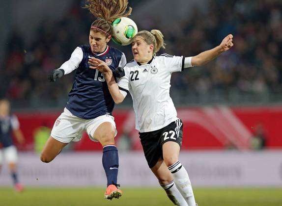 05.04.2013, xovx, Freundschaftsspiel, Deutschland - USA, v.l. Kopfballduell zwischen Alex Morgan (United States of America USA) und Luisa Wensing (Deutschland), Aktion.