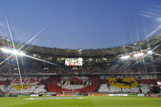 Fußball, Stadiongeschichte VfB Stuttgart Stadion blaue Stunde blauer Himmel Fanaktion VfB Stuttgart VfB Stuttgart Fußball Herren GER DFB-Pokal Halbfinale Saison 2012 2013 Stuttgart Mercedes-Benz Arena 17.04.2013 VfB Stuttgart