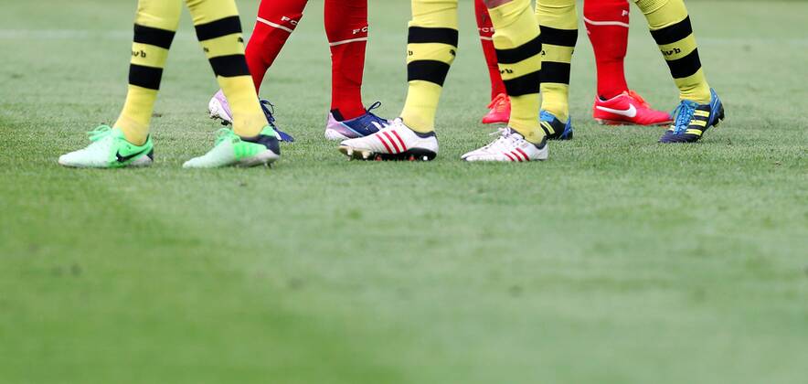 Fussball-Bundesliga, Deutschland, Herren, Saison 2012 2013, 32. Spieltag, Borussia Dortmund, BVB (gelb) - FC Bayern München, FCB (rot) 1:1 -- BVB und Bayern Spieler mit Adidas und Nike Schuhen