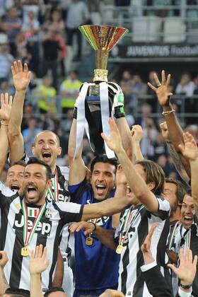 IPP20130512 Football - soccer: Serie A, Juventus Turin Italienischer Meister 2012 2013, gianluigi buffon präsentiert die Trophäe xHOCHxZWEIx xItalyxPhotoxPressx 